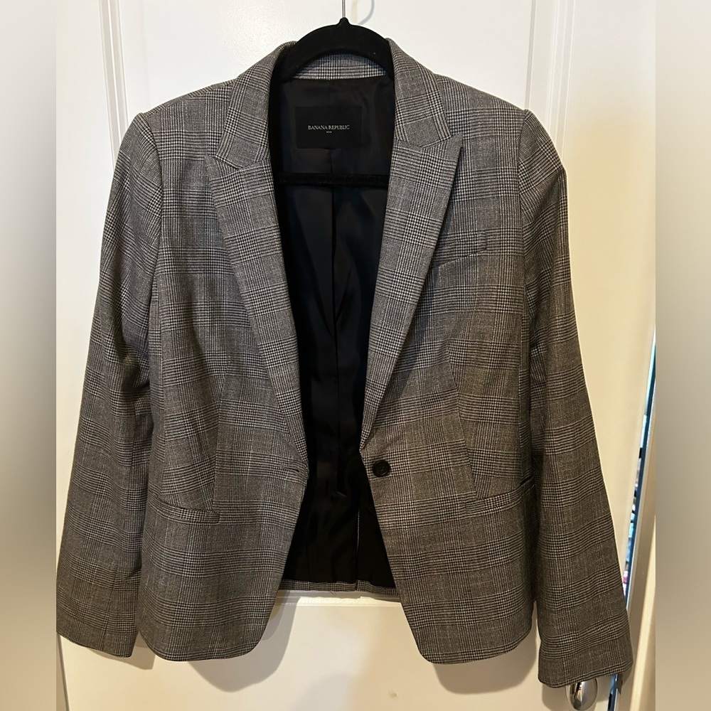 Women’s blazer. Banana Republic. Wore appx 5x.